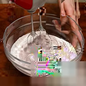 Mi-am invatat toti prietenii cum sa faca cel mai rapid tort de ciocolata! Ingrediente: ulei: 15 ml biscuiți cu cacao: 500 g ouă: 1 buc gălbenuș: 1 buc zahăr pudră: 100 g cacao: 25 g lapte: 400 ml amidon: 60 g lapte: 150 ml unt: 50 g prune uscate: 50 g arahide: 100 g frișcă: 200 ml ciocolată neagră topită: 70 g | Cookrate - Romania