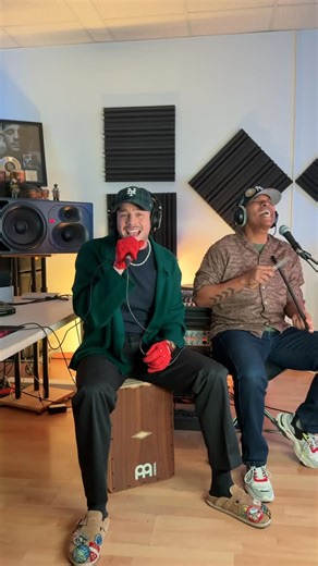 Loco Escrito on Instagram: "¡Feliz Año Nuevo para todos! Muchas gracias por su apoyo incondicional. Arrancamos con mucha fe y buena vibra el 2026 🥳 Les deseo lo mejor siempre😘 Frohes neues Jahr euch allen! ❤️ Danke für eure bedingungslose Unterstützung. Lasst uns mit viel Liebe und guter Energie ins neue Jahr starten🤗 Ich wünsche euch nur das Beste😘"