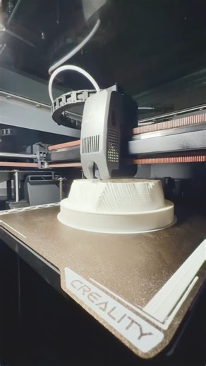 3DShoppen on Instagram: "Ge skrivbordet ett lyft med design som faktiskt gör skillnad. Crystal Summit Desk Lamp kombinerar mjukt ljus med geometrisk form – perfekt för en clean desk setup. Skapad med Creality K2 Pro – en maskin för dig som vill ha både precision och finish i dina utskrifter. Skulle du printa den här till ditt skrivbord? Printed on K2 Pro Video: @a_ilterish Design: @3dpaintlab #3DShoppen #Creality #CrealityK2Pro #3Dprint #3DprintingIdeas #DeskSetup #3Dprinter"