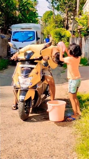 বাবা মানে বাইক স্কুটিতে বাবা কি ভাবে চান করে 😛👉#manojbin