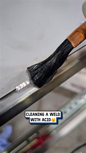 How we clean welds using an acid wash 😮🧼 #welding #satisfying #metalwork | UNILAD Tech
