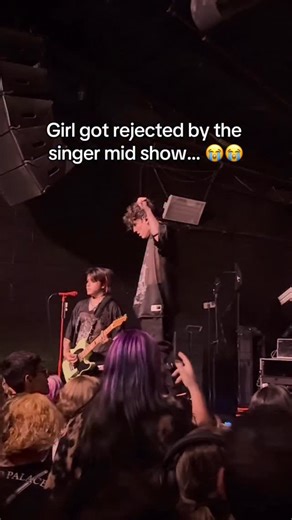 4.8M views · 40K reactions | Did she set herself up for this the timing was way too perfect… Sh0w someone who needs to see this… ————————————————————————————— #livemusic #concert #emo #rockmusic | Tx2 Official | Facebook