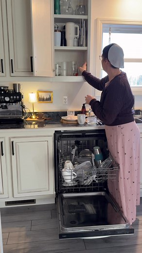 My quick morning routine before heading out the door to spend time with friends! 🫶🏼 #morningroutine #routine #peace #calm | Rachel Martin