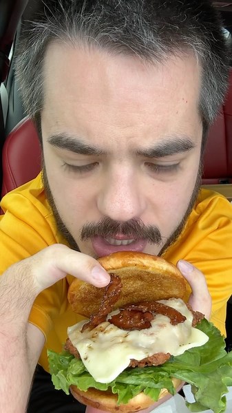 Martin on Instagram: "Maple bacon chicken sammy! #maple #bacon #sanwich #chickfila #taptaptap"