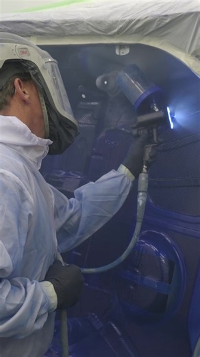 Ein kleiner, aber wichtiger Punkt beim Lackieren: Ziehen statt stoßen. Wenn ich die Pistole in bestimmten Bereichen „stoße“, also nach vorne drücke, habe ich oft zu viel Material auf einem Fleck. Wenn ich ziehe, also die Bewegung zu mir her mache, ist der Ablauf kontrollierter. Ich sehe die Fläche besser, halte den Abstand konstanter und verteile das Material gleichmäßiger. #oldtimermeisterlackierer #vintagecar #fordescortcosworth #classiccar #oldtimer #lackierkabine #lackierpistole #oldtimerlie