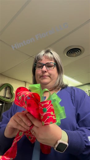 Making A Tree Topper Bow!! #madeinsummerscounty #christmasdecor #hintonfloral #shopsmallbussines #thankyou | Hinton Floral, LLC
