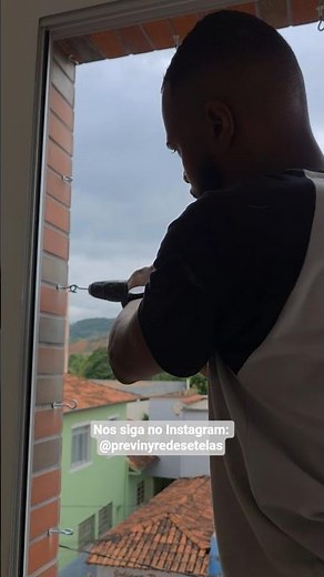 Fixando os ganchos na parede para receber a rede de proteção (PREVINY REDES E TELAS)