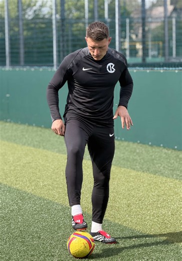 • Detailed and levelled explanations on receiving touches and how to be quicker and efficient with your positive directional touches ↔️✅ Take a watch, have a listen, and implement this football, coaching, or mindset advice if you want to improve and develop as a footballer, coach, or human being 🤝⁣ * Building Ballers ⚽️ * Mastering the Mind 🧠 * Inspiring from Experience 💭 #FootballCoaching #FootballTechnique #FootballSkills #FootballDevelopment #FootballMotivation