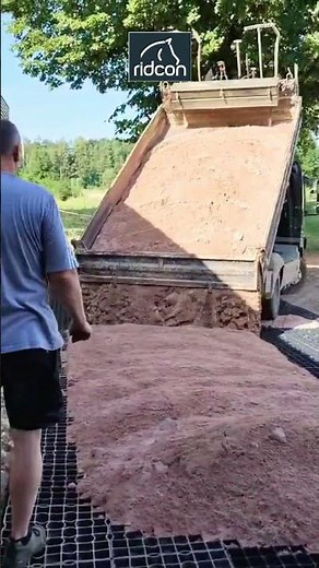 Der Sand kommt! So entsteht ein stabiler Paddock