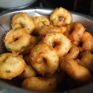 715K views · 21K reactions | தெருவெல்லாம் மணக்கும் KODAMBAKKAM ஸ்டேஷன் Tiffin Kadai Kodambakkam Station Tiffin Kadai Railway Border Rd, Taylor Estate, Kodambakkam, Chennai Contact: 8754580309 Map: https://maps.app.goo.gl/sUb4gnitowvMbBaW6 #food #viral #trending #StreetFoodVibes | Pakoda Boyz | Facebook