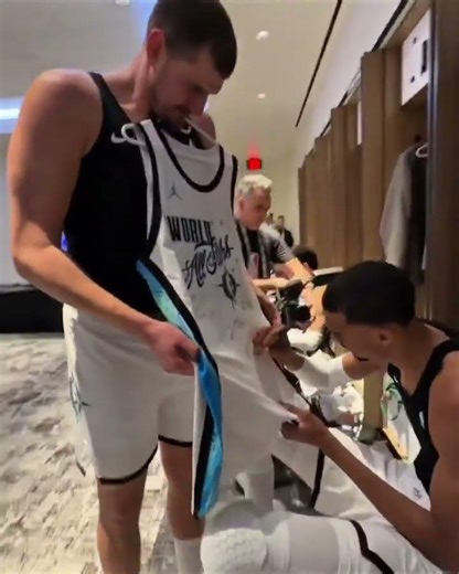 Nikola Jokić asks Victor Wembanyama to draw an alien after he signs his NBA All-Star jersey
