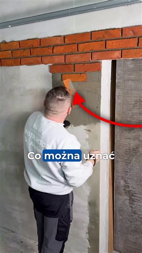 Kubala Narzędzia on Instagram: "Błędy przy układaniu cegły⁉️ Przy cegle licowej ciętej „błędem” dla jednych będzie wszystko: wyszczerbienia po maszynie, nierówne fugi, różna grubość elementów czy nieregularne krawędzie. Tyle że układanie cegły rustykalnie właśnie na tym polega. Jej wartością jest naturalność i niepowtarzalność, a nie laboratoryjna powtarzalność wymiarów. To, co ktoś nazwie wadą, w tym stylu jest charakterem. Co ważne – podczas obróbki mamy pełną kontrolę nad efektem. Krawędzie m