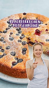 Blaubeerkuchen mit Schmand📌 Rezept zum Speichern Dieser Blaubeerkuchen mit Schmand ist super saftig und in nur 20 Minuten im Ofen. Etwas Zitrone macht den Kuchen schön frisch. So gut – wie früher bei Oma. 😋❤️ ZUTATEN 300 g Blaubeeren (Heidelbeeren) 125 g weiche Butter 160 g Zucker 1 Pck. Vanillezucker 2 TL Zitronenabrieb 3 EL Zitronensaft 3 Eier (Gr. M) 200 g Schmand 220 g Weizenmehl (Type 405) 100 g gemahlene Mandeln 2 TL Backpulver 1 Prise Salz Etwas Puderzucker zum Bestreuen Etwas Butter fü