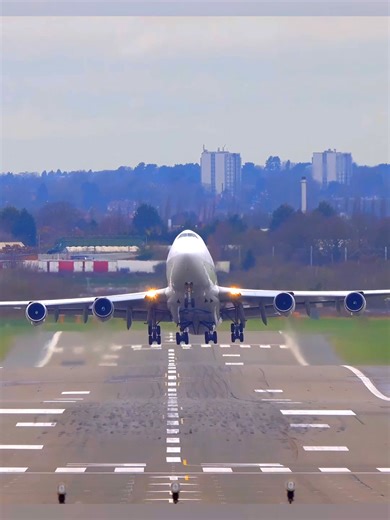 Boeing 747 Takes Off Beautifully at BHX