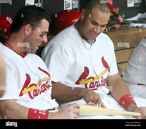 St. Louis Cardinals Jim Edmonds (L) and Albert Pujols examine a bat in the dugout during a game against the Chicago Cubs at Busch Stadium in St. Louis on April 22, 2006. (UPI Photo/Bill Greenblatt Stock Photo - Alamy