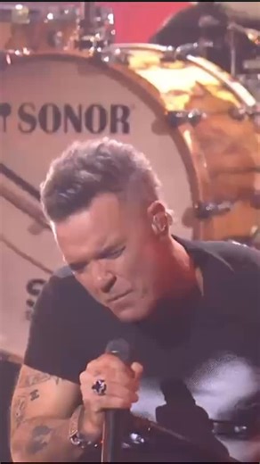 🤘✨ Noche de leyendas en modo Aspen: así se vivió el poderoso tributo de Robbie Williams a Ozzy Osbourne, un homenaje cargado de respeto, intensidad y pura historia del rock. El escenario se convirtió en un viaje directo a las raíces más oscuras y gloriosas del género. 🎸🔥 Una postal inolvidable donde dos generaciones se cruzaron para celebrar el legado eterno del Príncipe de las Tinieblas. Courtesy of BRIT Awards Limited 2026 | Radio Aspen 102.7 FM