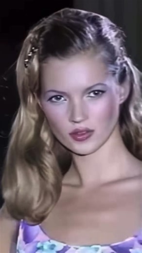 Kate Moss for Versace SS95 #Katemoss #90s #fashion #versace #1995 #ss95 #fyp #model #catwalk #runway