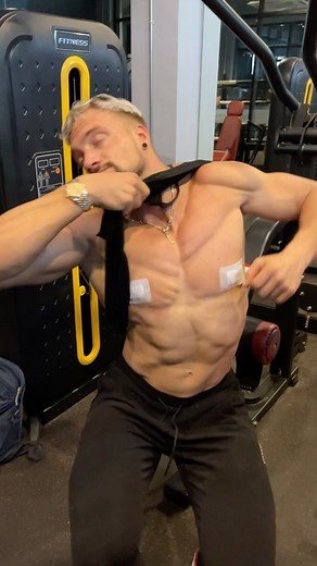 Jo Lindner on Instagram: "Alien gains update - 12 days post gyno - 6 1/2 weeks post biceps reattachment - wearing @youngla - Tuesday new drop stay tuned 🔥 use code: JO / Werbung"