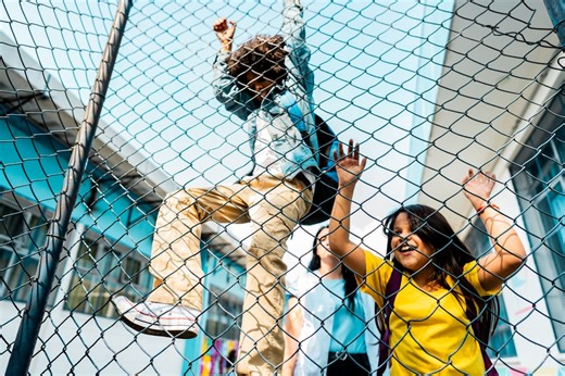 Un enfant escalade une barrière à l'école et se blesse : la mairie l'indemnise 11 ans plus tard