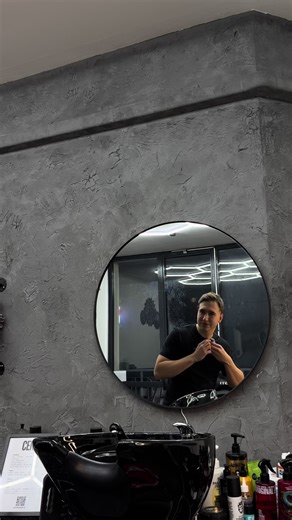 Razlika med frizerjem in brivcem? Vsak ima svoje fore Brivci si ponavadi vzamemo malo več časa za detajle, fade in oblikovanje brade, ker smo za to bolj specializirani. Frizerji pa so top pri barvanju, daljših laseh in različnih stilih. Na koncu dneva je pa važno da so stranke zadovolne 😁 #fyp #brivnicakrsko #barbers