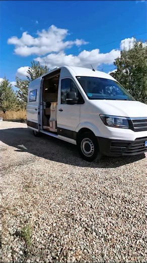 ✨ Nueva YEVANA VW Crafter / MAN TGE L3 H2 ✨ Diseñada para quienes quieren vivir, viajar y dormir con total libertad, sin renunciar al diseño ni al confort. Una distribución cuidada al detalle para 4 plazas de viaje y 4 de descanso, donde cada espacio está pensado para disfrutarse de verdad. Además, puedes elegir entre 10 acabados interiores para hacerla totalmente tuya. Agua caliente, ducha interior y exterior, cocina completa, iluminación regulable y un sistema eléctrico preparado para viajar s