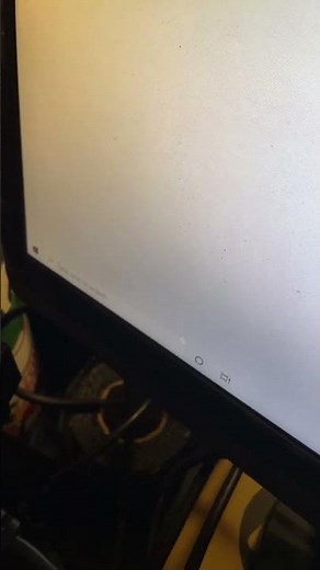 Windows 10 flashing task bar and white screen