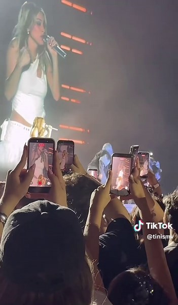 Tini canta
