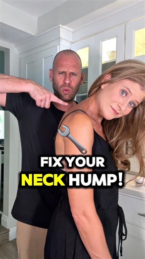 Comment “NECK HUMP” below for lifetime access to my 20-Week Program! Are you dealing with a neck hump — also known as a Dowager’s hump? This happens when your head shifts forward, creating that rounded bump at the base of your neck. Here’s a simple position you can do right at home to help realign your spine and reduce the appearance of that hump. All you need is a rolled-up towel and a chair! 🪄 Roll up a towel about 2–3 inches thick. 🪑 Lie on the floor with your legs resting on a chair at a 9