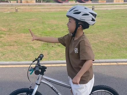 你不明白一个从小骑自行车的男孩子有多酷～#我的男孩 #骑行#骑行city不city