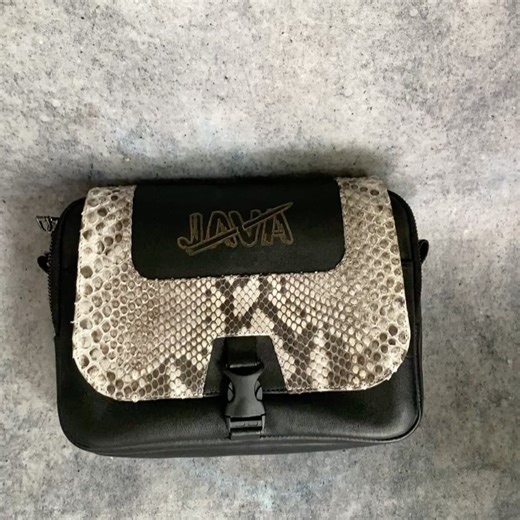 AA_leather on Instagram: "Tas selempang premium dengan perpaduan kulit domba asli yang lembut dan kulit python yang eksotis, bikin tampilan makin classy dan berkelas. ✨ Desainnya simpel tapi tetap mewah, cocok dipakai harian maupun acara spesial. Jahitan rapi, detail kuat, dan pastinya bikin percaya diri naik level! 🐍👜 #AALeather #TasKulitAsli #TasSelempangPria #KulitPython #LeatherHandmade"