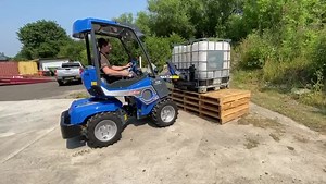 The NEW 2.3 EFi packs some punch, moving the performance bar even further from our peers. It may be tiny, but it's increased Tipping load is pretty impressive. This test weight is 430kgs, sat on 99kgs of pallet forks, and that's not pushing it to the limit. It's also a super Attachments driver, with 42 l/min on tap, powered by a new 27hp EFi Stage V petrol engine. | Multione UK