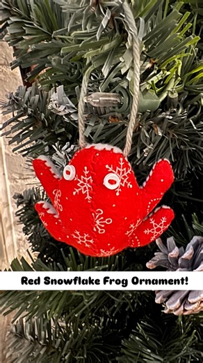 Ariel 🐸💕 on Instagram: "Day 6/12! 🐸🎄❄️ Pattern by Boigameista on tumblr! #frogs #toads #amphibians #snowflakes #snow #holidayseason #winter #christmastree #sewing #crafting #plushies #handmade #handsewn"