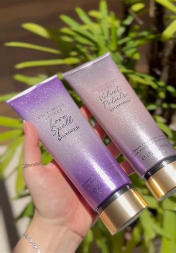 ✨ Brilhe como nunca com os hidratantes Shimmer da Victoria’s Secret! ✨ Pele hidratada, perfumada e com um glow incrível. Você já garantiu o seu? Segue a gente lá na rede vizinha 🫶 #GlowPerfeito #VictoriaSecret #HidratanteShimmer #PeleIluminada #SkincareDosSonhos #BrilheMais #BeautyLover