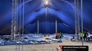 Das Circus Krone Mega-Zelt mit seinen Daten in Ingolstadt. Daten zum Chapiteau: Länge von 84 m, Breite von 57 m, Höhe der Kuppel 17m, Gitterrohrbögen Höhe 23 m, Dach überspannt rund 3.200 m², Zeltplane ca. 10.000 m², 24 elektrischen Seilwinden, 300 Eisenankern, #megazelt #circuskrone #palast #showpalast #weihnachtscircus #ingolstadt #krone #zirkuszelt #tent #technk #zirkus #meinecircuswelt #chapiteau #circus #circuszelt #top #circo #aufbau #schindelwagen | Meine Circus Welt