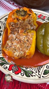Ardei umpluti ca la mama acasa. Reteta 2 cepe patrunjel 300 gr sos de rosii 1 l apa sare piper cimbru 2 maini de orez 400 gr carne tocata de porc ardei #ardeiumpluti #reteteardei | Ella Cooking