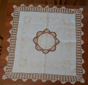 Linge de table vintage napperon carré blanc et beige brodé avec bordure au crochet - Etsy France