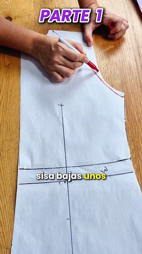 Enterizo cuello halter paso a paso ✂️✨ Hoy vas a descubrir cómo transformar un patrón básico de short y blusa en un elegante enterizo cuello halter. Con unos simples ajustes de medidas, cortes y pinzas, lograrás una prenda única hecha 100% por ti. 🙌 👉 No olvides que en el segundo reel te muestro cómo hacer la parte de atrás. Y si quieres más clases gratuitas un patrón gratis, comenta: YO QUIERO. #costura #costurafacil #costuracreativa #confeccionderopa #patronaje #patronajedemoda #modamodesta