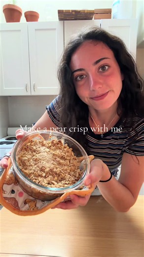 Pear Crisp ✨🍐 Recipe: * 3 small pears * 2 tbsp sugar * 1 tsp cinnamon * 1 tsp lemon juice Oat crumble: * ¾ cup rolled oats * ¼ cup flour * 2 tbsp brown sugar * 3 tbsp butter, melted * ½ tsp cinnamon * Pinch of salt -Bake at 350F for 35-45min #baki#bakingl#falli#falla#recipe