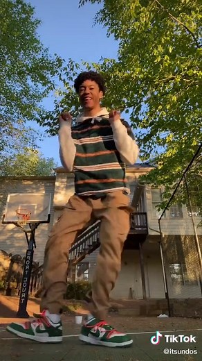 tried to put some flavor in this dance but today was not a good day I CANNOT dance i messed up the end I’m sorry 😓