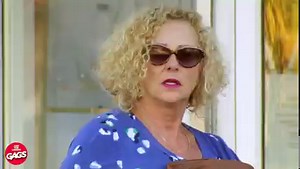 ¡Prepárate para reír a carcajadas con los mejores videos de bromas divertidas! Estos videos de comedia te harán reír sin parar y te aseguramos momentos hilarantes. Disfruta de los mejores videos de risa que te sacarán sonrisas en cualquier momento del día. ¡No te pierdas estos videos de bromas que te garantizan diversión! 😄🎉 #BromasDivertidas #VideosDeComedia #RisasAseguradas | Mejores Bromas - Just for Laughs Gags