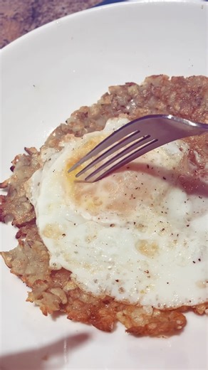 Crispy homemade hash browns topped with a perfect fried egg. Quick, simple, delicious. 🍳🥔