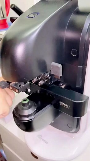 ¿Conoces el frontofocómetro? 😎👓 Esta máquina es esencial para medir la graduación de los lentes de tus anteojos y asegurarte de que estén perfectamente ajustados a tu vista. En este video te mostramos cómo se usa. ¡Descubre todos los detalles! #frontofocometro #anteojos #saludvisual #optica