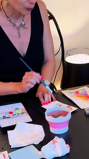 Le mercredi 19 novembre à 14h30, je vous accueille à la galerie Exit pour un atelier d’aquarelle débutants pensé comme une véritable bouffée d’air. Vous arrivez peut-être fatigué·e, saturé·e… et en quelques minutes, vous vous retrouvez pinceau en main, plongé·e dans des couleurs vives et lumineuses qui redonnent de l’énergie et réveillent l’envie de créer. Dans un petit groupe de 4 à 6 personnes, je vous guide pas à pas pour réaliser une œuvre complète, mais surtout pour vivre un moment où l’on 