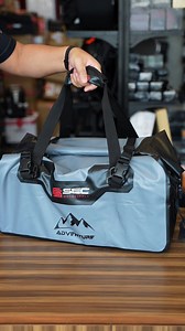 HANDA KA NA BA SA NEXT LONG RIDE? 🏍️🌧️🌄 Meet the SEC Motosupply Travel Bag, built tough para sa tunay na rider! 🧳 SPECS & FEATURES: ✔️ Available in 46L & 56L sizes – perfect for long rides & overnights ✔️ Made with waterproof PVC material – ulan? No problem! ✔️ Roll-top closure – secure at adjustable ✔️ With quick-release straps – dali ikabit sa motor ✔️ Reflective details – dagdag safety sa night rides ✔️ Pwedeng shoulder bag or tail bag – flexible gamitin ✔️ Matibay, malinis ang porma – pa