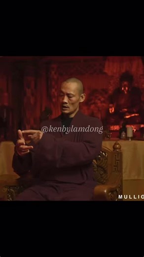 Vạn vật đều có nhịp điệu tự nhiên. Bốn mùa luân chuyển, ngày đêm thay phiên, không có gì giữ nguyên mãi, chẳng có trạng thái nào là bất biến. Con người cũng vậy. Giống như mọi sinh linh khác, chúng ta chịu ảnh hưởng từ nhịp điệu của đất trời. Mà đất trời thì đâu phải lúc nào cũng giống nhau, vậy vì sao ta lại luôn kỳ vọng bản thân phải vận hành y như cũ? Master Shi Heng Yi đưa ra một hình ảnh rất đơn giản: mặt trời không đứng yên, năng lượng của nó luôn chuyển động và thay đổi theo chu kỳ. Khi n