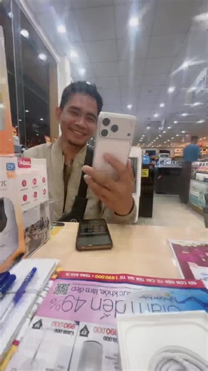 Video của hậu trường -xàm xí muội (@xam_xi_muoi_review) với bản nhạc Định mua tặng ta IPhone 17 Promax hả - Luny