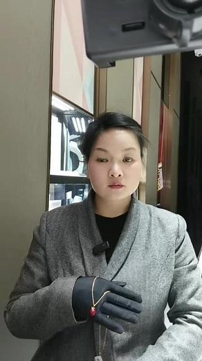 周大福和迪士尼联名，白雪公主苹果吊坠，灵感于童话故事的白雪公主，苹果吊坠设计精致又有意义，象征爱情健康和幸福，吊坠采用鎏金工艺，让苹果呈现出宝石般的光泽，寓意着诸事平安，平安喜乐，愿你永远都是小公主，可以正反两面佩戴，一面是公主，一面是苹果，不论是搭配项链，还是搭配小米珍项链，或者编织项链，都是很好的选择#周大福 #每日分享