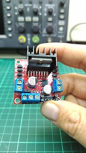 El módulo L298N es un controlador de motores que te permite manejar dos motores DC o un motor paso a paso fácilmente desde Arduino, Raspberry Pi u otros microcontroladores. Controlá dirección y velocidad con solo unas pocas conexiones. Es esencial para proyectos de robótica y automatización. #Arduino #Electrónica #Robótica #Maker #L298N #DIYElectronics #MotoresDC #ControlDeMotores #Microcontroladores #RaspberryPi #ProyectosDIY | RogerBit arduino pic y más