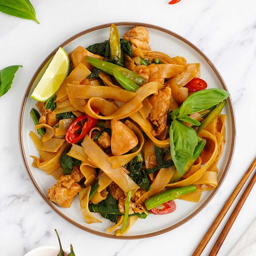 Easy Thai Drunken Noodles Recipe with flavourful homemade Pad Kee Mao sauce! Learn how to make at home in 20 minutes! | Khin's Kitchen