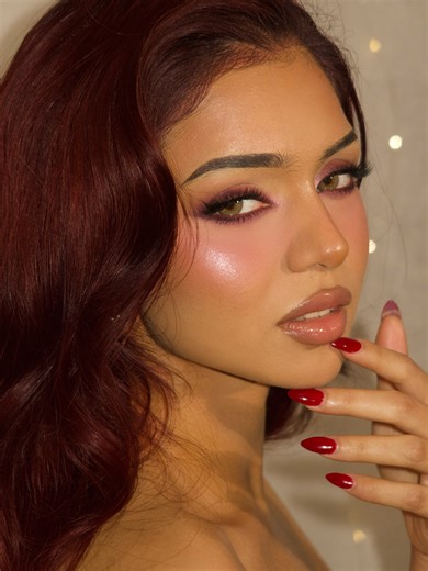 Glam by Lea✨💄 on Instagram: "Jessica Rabbit vibes all the way with this look 💋✨🍸🐆 I focused on the eyes using smoky purple/burgundy tones, my favorite cluster lashes from @embossbeauty cl3, and my go-to contacts from @dimple.color burnt butter hazel. The eyes are definitely the star of this look. Glowy skin, rosy blush, and glossy lips brought everything together, and I’m so obsessed with how it turned out!! My beautiful angel model : @vrscez 💖 @clarinscanada double serum @rhode glazing mil